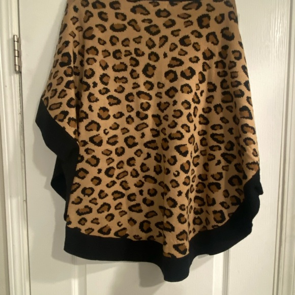 Leopard Print Poncho with Black Trim - Picture 1 of 6